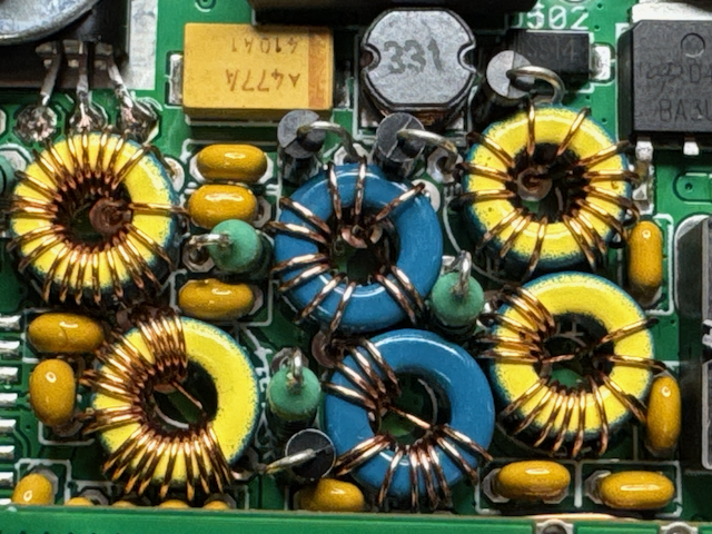 Low pass filters voor 20m (links), 17-15m(mid), 12-11-10m (rechts)