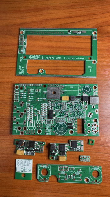 Een plaatje met de verschillende PCB onderdelen van de QMX.